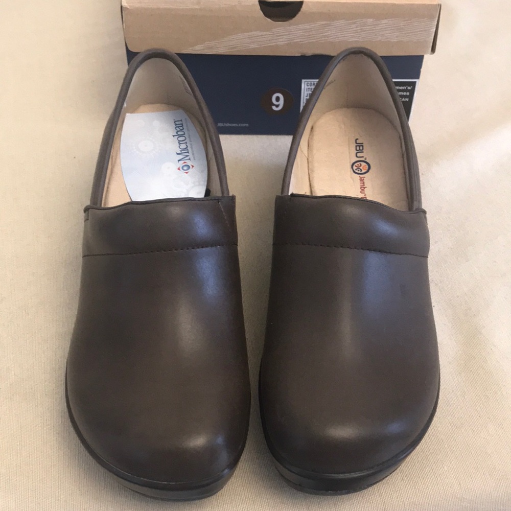 New in box!! JBU brown Córdoba shoes